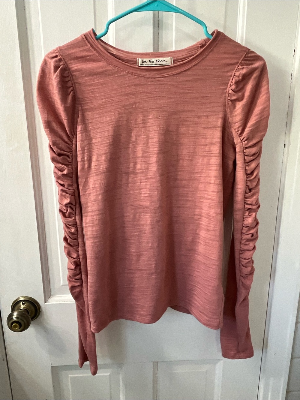 We The Free Dusty Mauve Ruched-Sleeve Long Sleeve Top. Women’s Size XS